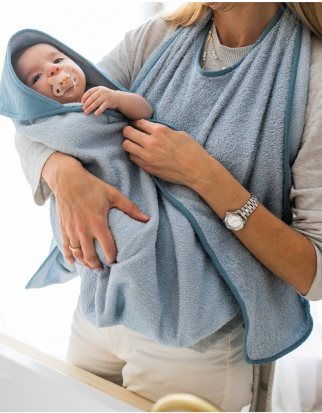 toalla delantal bebé azul_petite marmotte