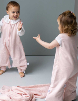 Pijama Entretiempo Pink Dots TOG 1,5_libertad de movimiento