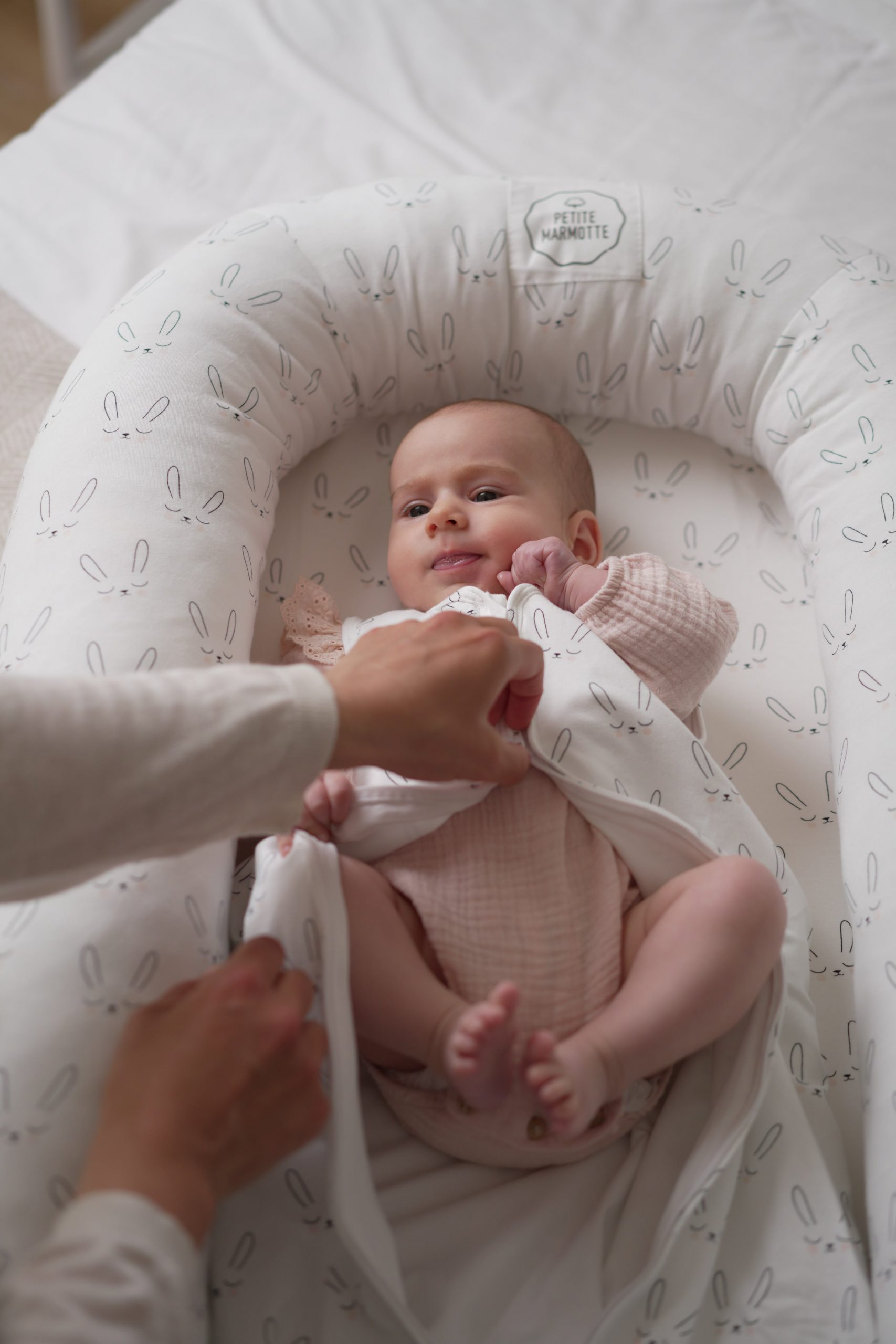 Cómo pasar al bebé de los brazos a la cuna? - Petite Marmotte Blog
