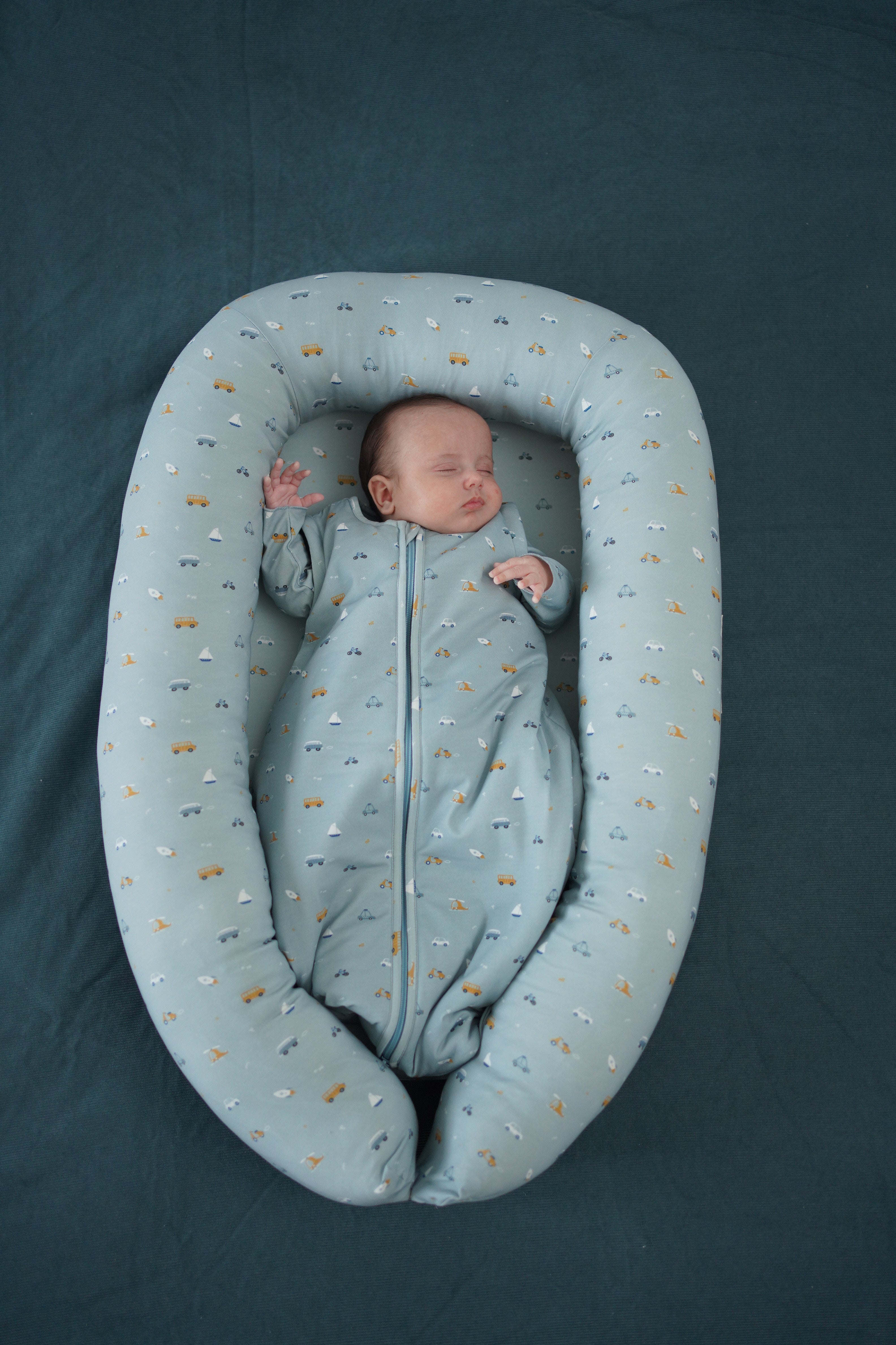 Mi bebé no para de moverse y no duerme: posibles razones