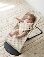 Hamaca BabyBjörn con funda Vichy Sand en uso con bebé