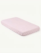 Sábana bajera con protector impermeable para cuna 70x140 cm color rosa.