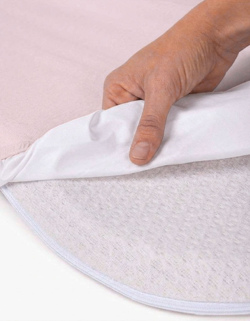 Detalle de la capa impermeable de la sábana bajera con protector para minicuna 50x90 cm color rosa.