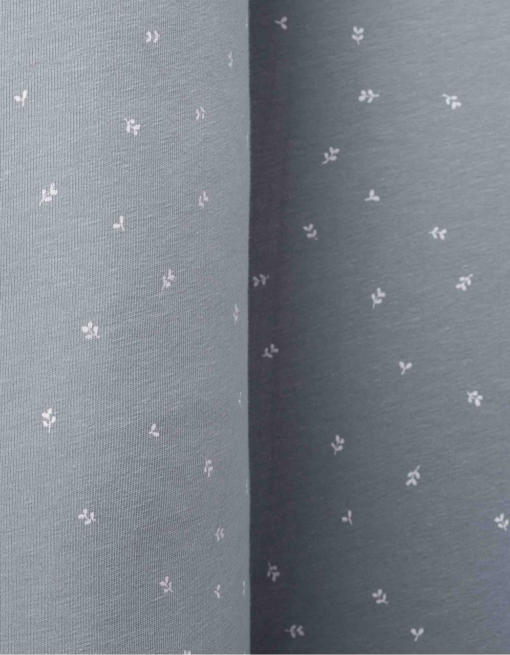 Detalle del cojín protector Hojas Blancas con estampado floral en algodón orgánico certificado