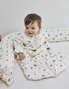 Cojín protector Safari colocado en la cama como barrera de seguridad para el bebé.