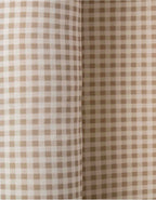 Detalle del cojín protector Vichy Sand con tejido de algodón orgánico y estampado de cuadros vichy.