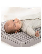 Colchón de cuna Care con espuma perfilada, diseño transpirable y soporte ergonómico para bebé.