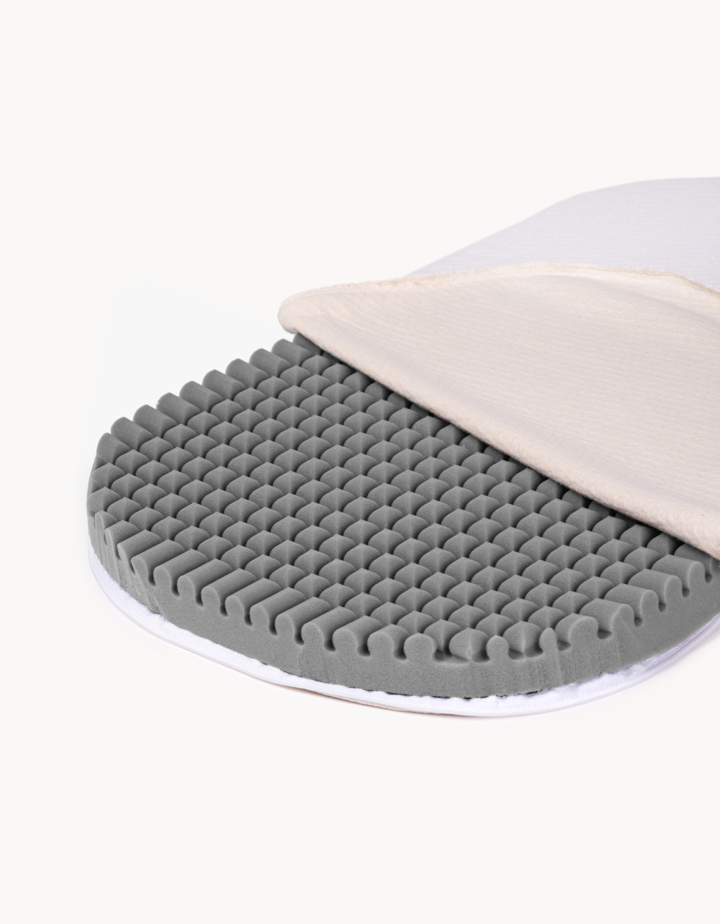 Colchón nido para recién nacido con espuma perfilada, diseño transpirable y funda suave desmontable.