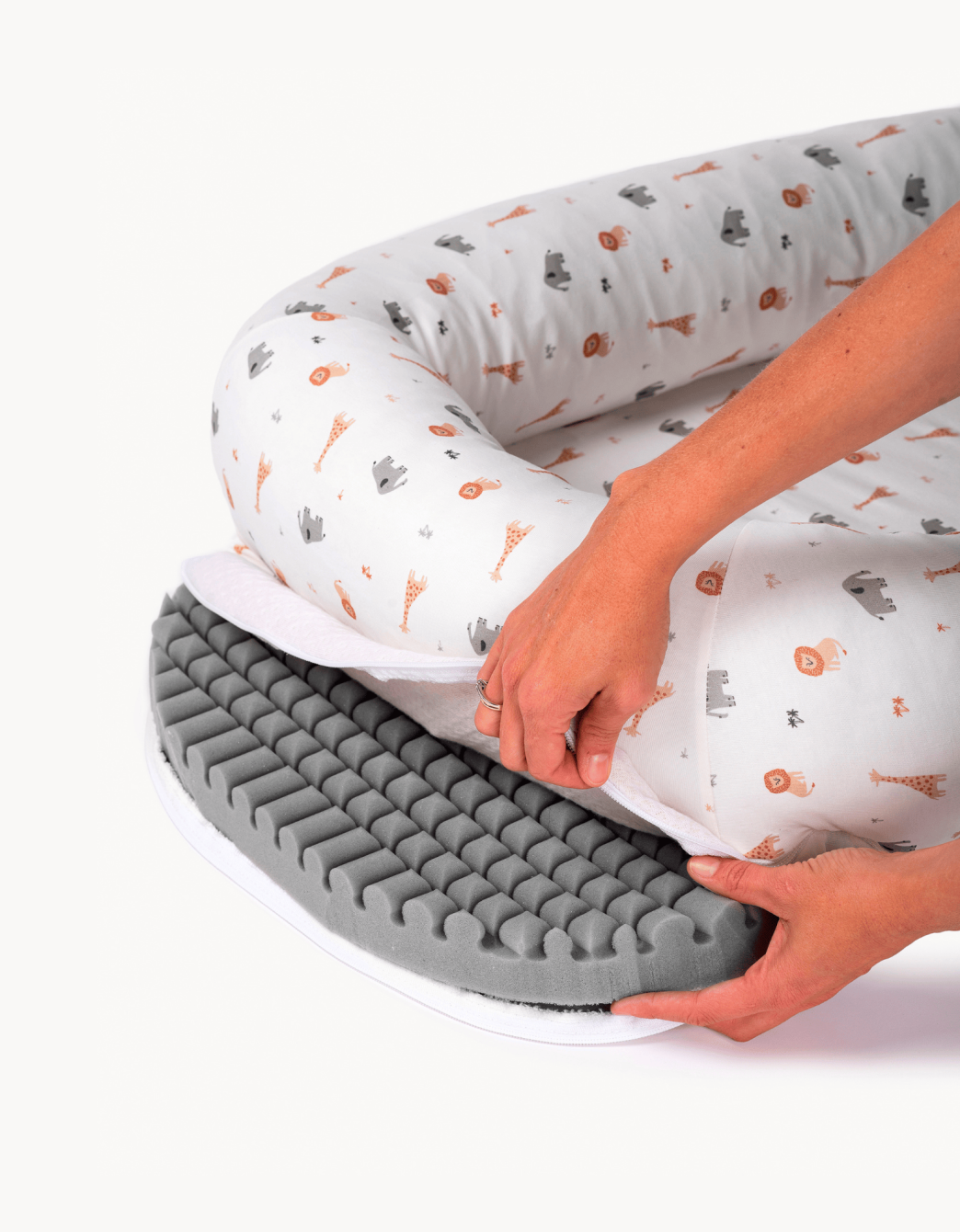 Colchón nido para recién nacido con espuma perfilada de alta ventilación y funda desenfundable para facilitar la limpieza y el mantenimiento.