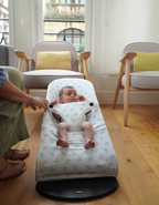 Bebé en hamaca BabyBjörn con funda Leaves en algodón orgánico