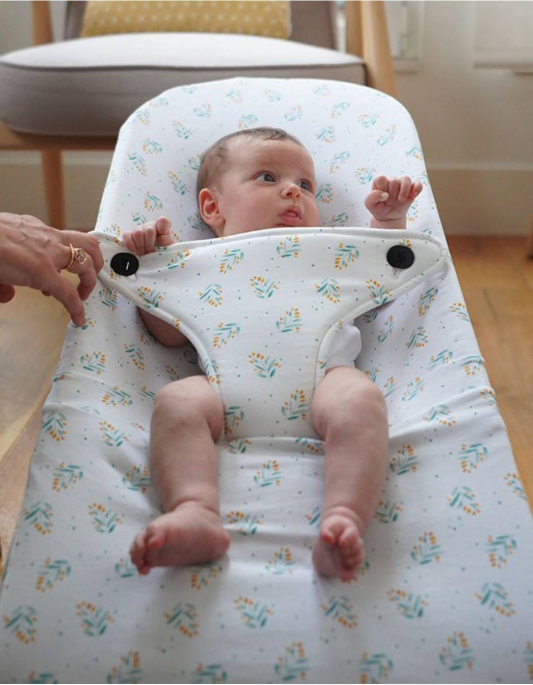 Bebé en hamaca BabyBjörn con funda Leaves de algodón orgánico