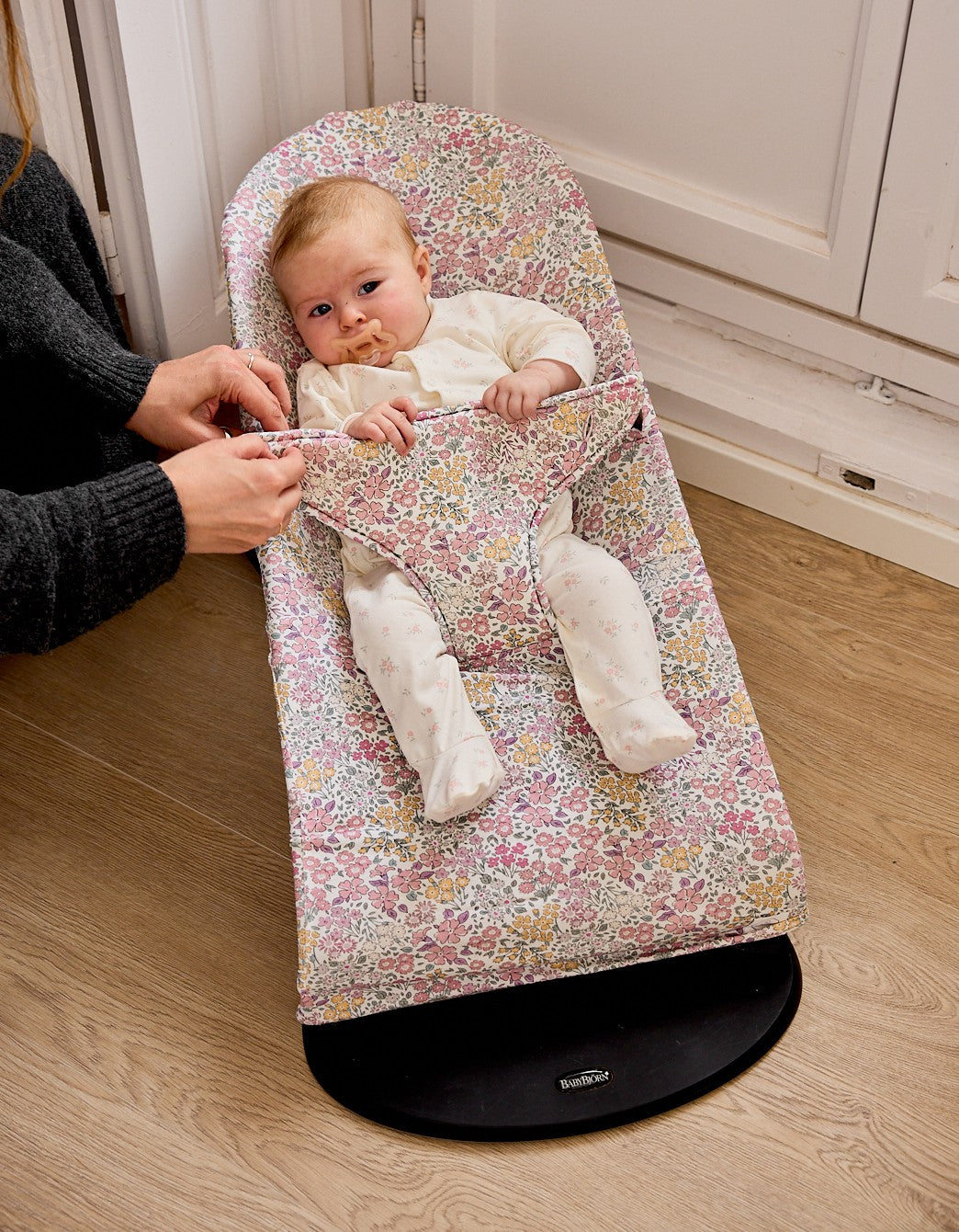 Bebé en hamaca BabyBjörn con funda Liberty Rosa de algodón orgánico