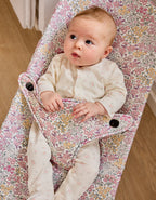 Funda BabyBjörn Liberty Rosa en algodón orgánico colocada en hamaca para bebé
