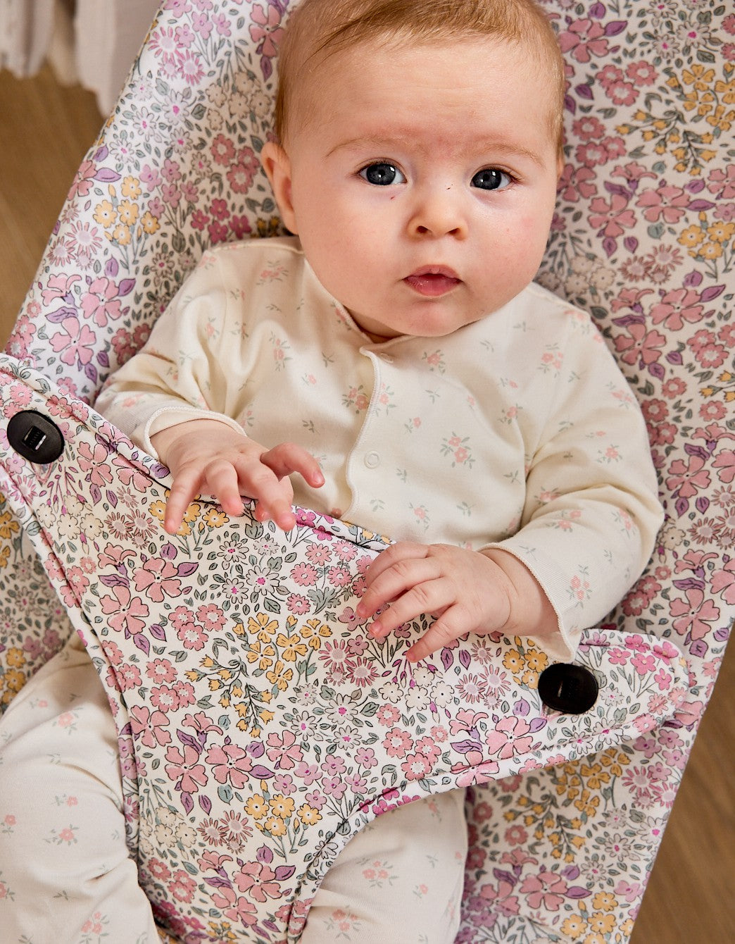 Funda BabyBjörn Liberty Rosa de algodón orgánico colocada en hamaca para bebé en uso