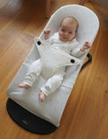 Bebé en hamaca BabyBjörn con funda Stars en algodón orgánico