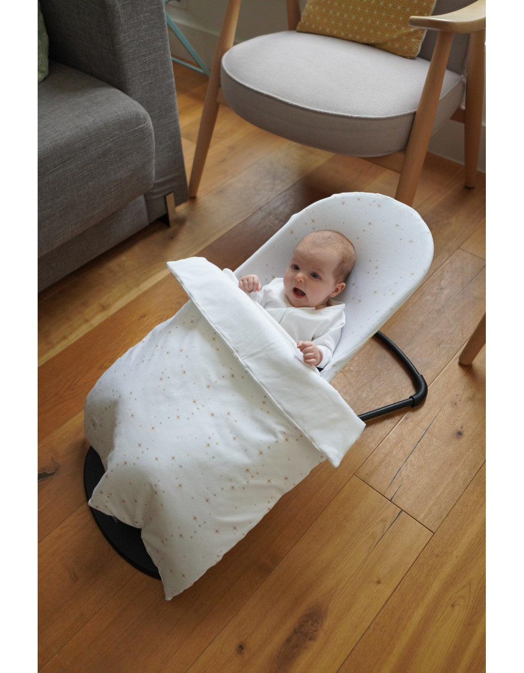 Funda BabyBjörn Stars de algodón orgánico colocada en hamaca para bebé en uso