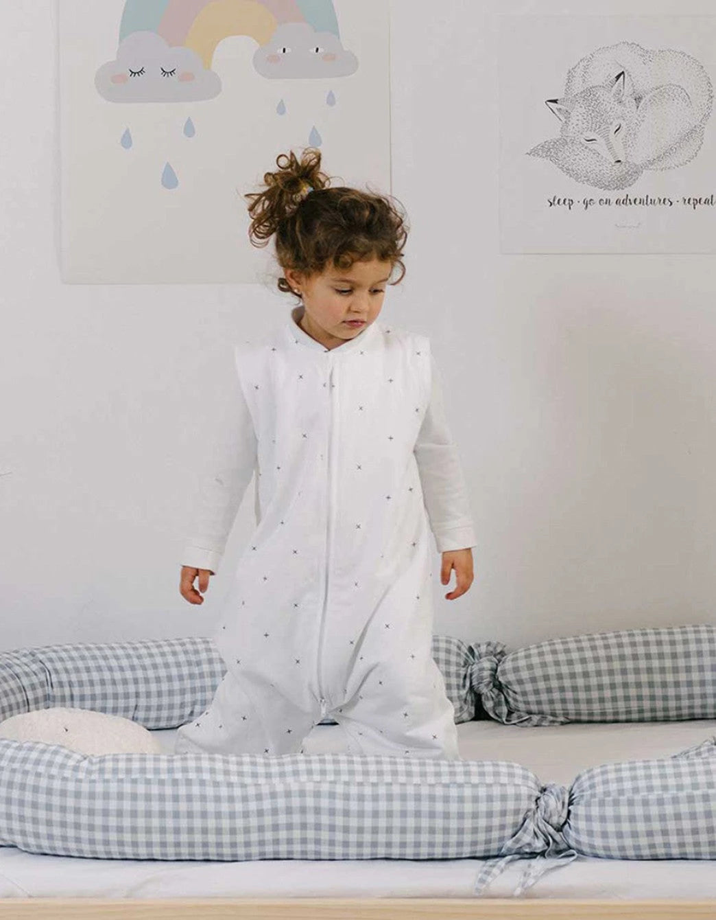 Rulo protector Vichy gris para cama infantil en habitación de bebé de Petite Marmotte.