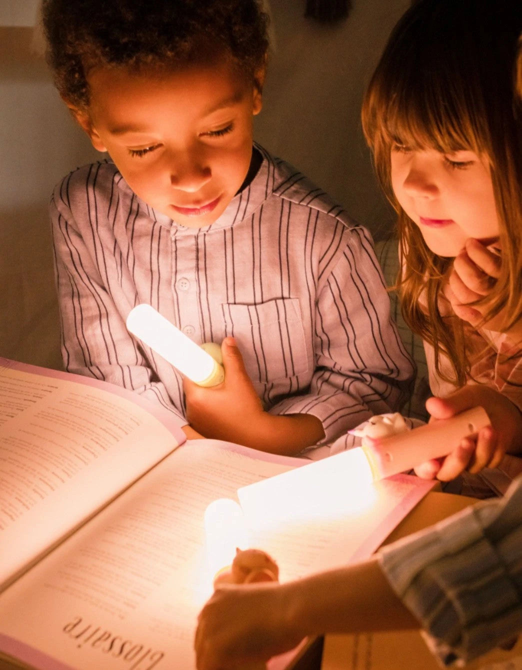 Niños utilizando la Lámpara Portátil Infantil Dinosaurio como luz LED Petite Marmotte