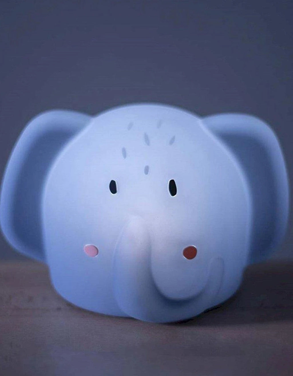 Luz de noche infantil Mrs Elephant encendida, con iluminación LED suave y diseño de elefante para acompañar el descanso de bebés y niños.