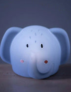 Luz de noche infantil Mrs Elephant encendida, con iluminación LED suave y diseño de elefante para acompañar el descanso de bebés y niños.