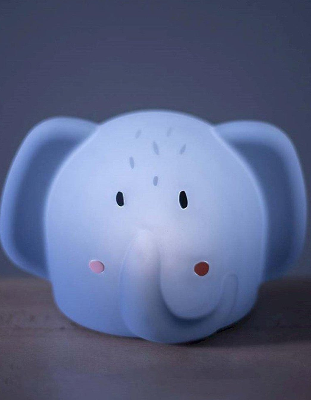 Luz de noche infantil Mrs Elephant encendida, con iluminación LED suave y diseño de elefante para acompañar el descanso de bebés y niños.