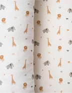 Detalle tejido de algodón orgánico con estampado de animales Safari para nido bebé.