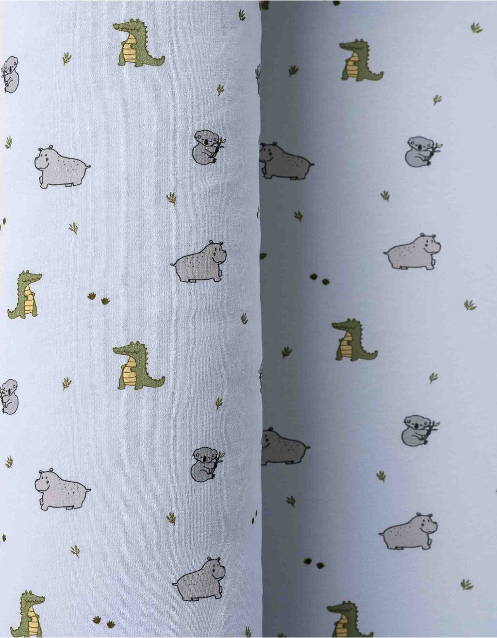 Detalle del estampado Wild con animales ilustrados sobre tejido de algodón orgánico para bebé