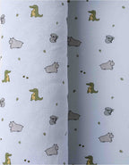 Detalle del estampado Wild con animales ilustrados sobre tejido de algodón orgánico para bebé