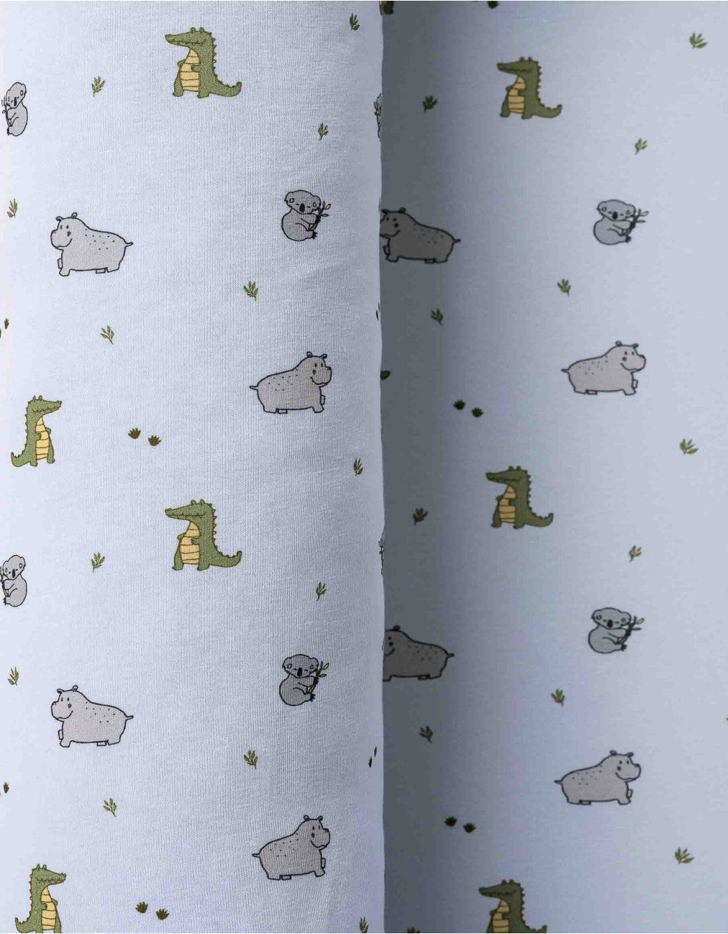 Detalle del estampado Wild con animales ilustrados sobre tejido de algodón orgánico para bebé