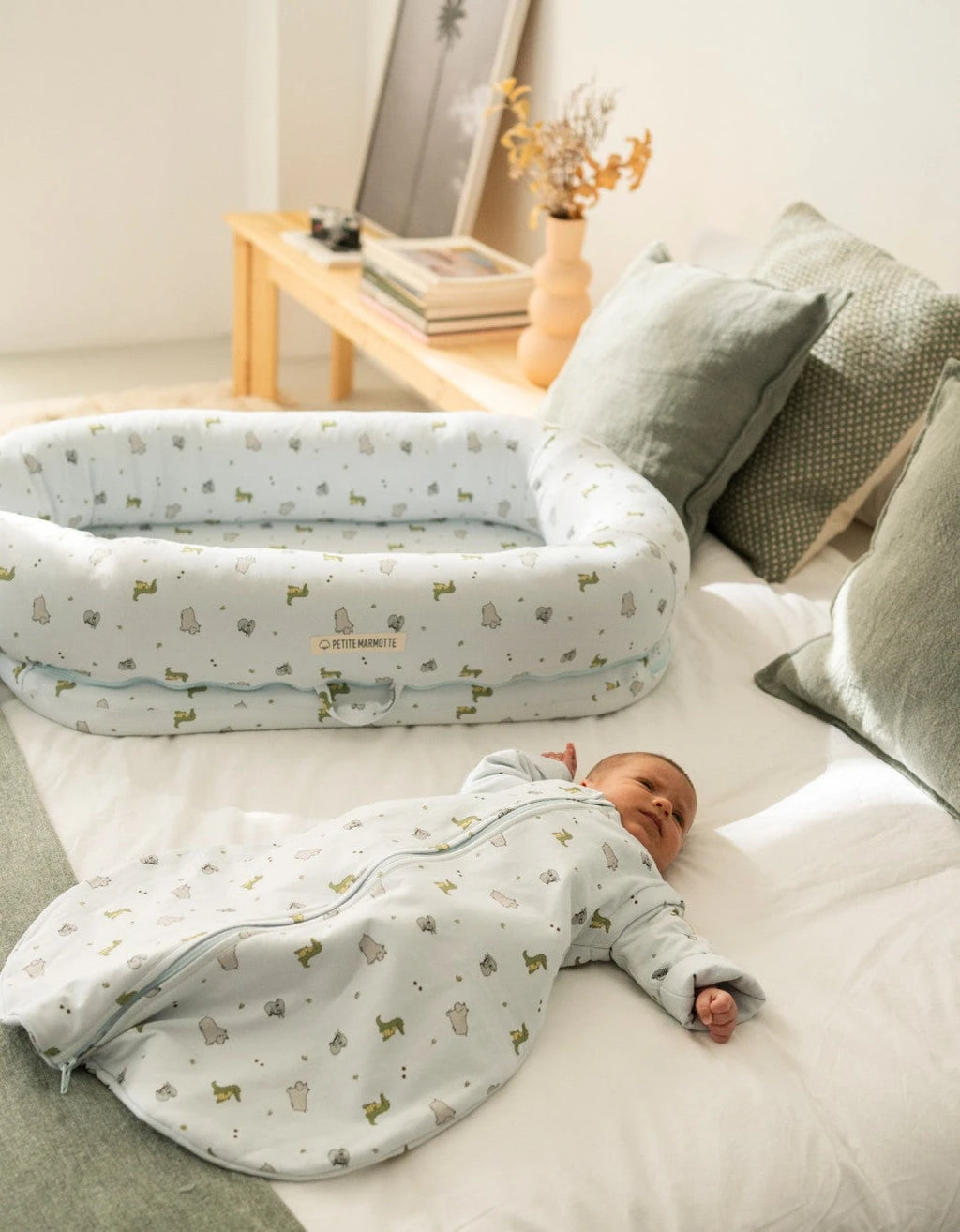 Nido colecho Wild con estampado de animales en dormitorio de estilo natural