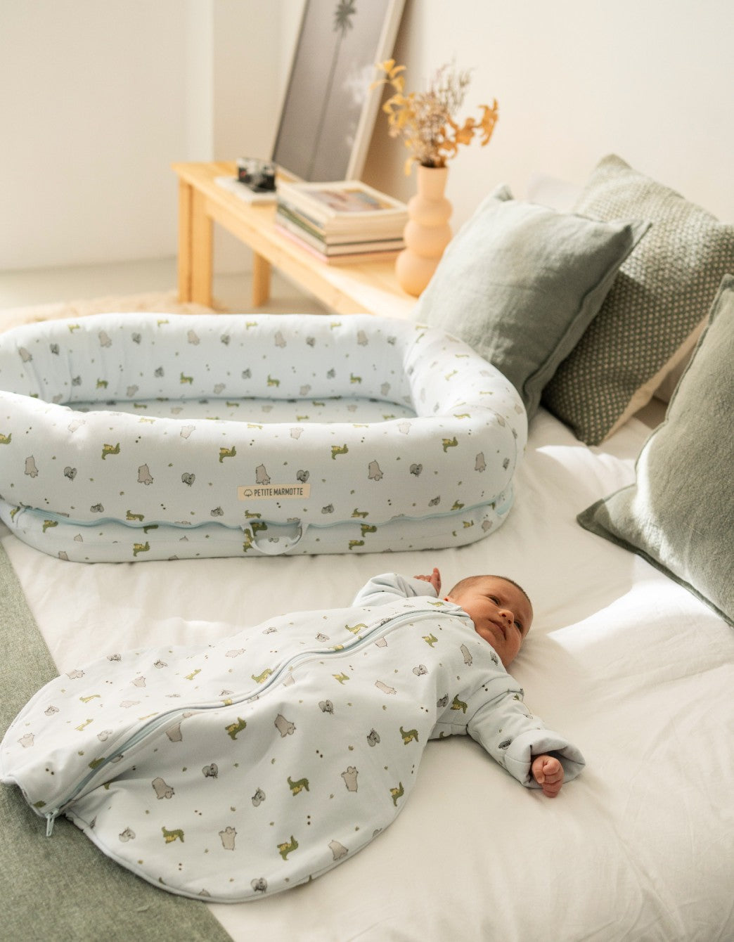 Nido colecho Wild con estampado de animales en dormitorio de estilo natural