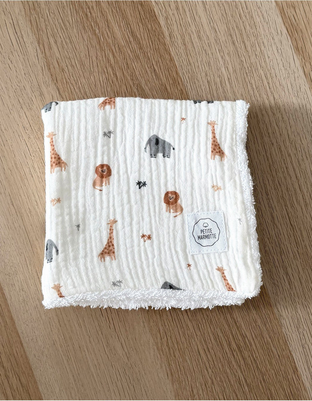 Detalle del estampado Safari en muselina de algodón orgánico con reverso de rizo absorbente.