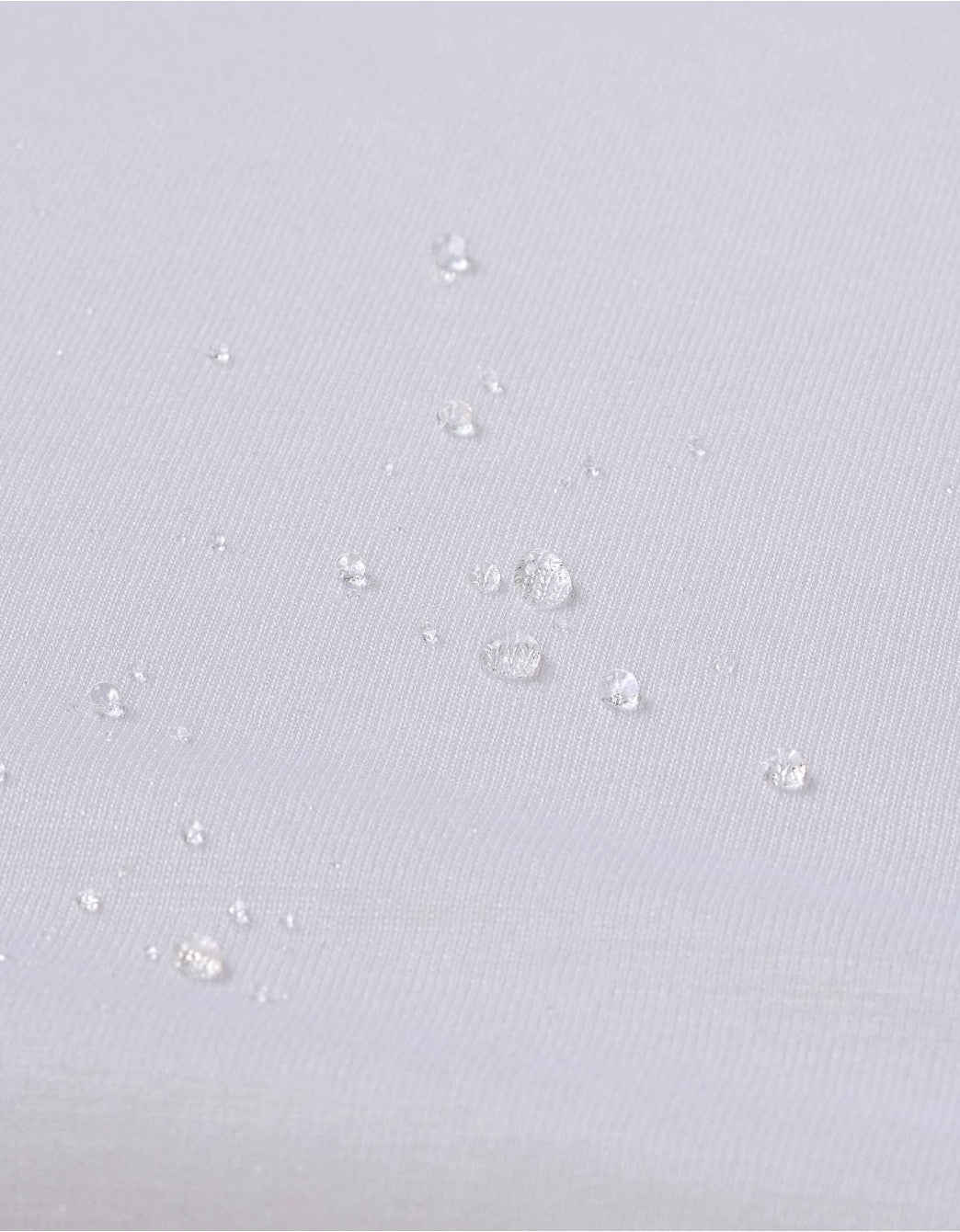Protector de colchón de cuna 70x140 cm con superficie impermeable resistente a líquidos.