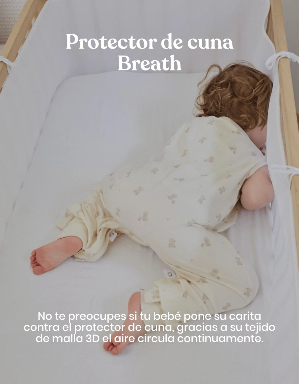 Protector de cuna Breath con tejido de malla 3D transpirable instalado en una cuna de bebé, permitiendo la circulación continua del aire.