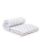 Protector de cuna Leaves de algodón orgánico enrollado, con estampado floral de hojas, suave y transpirable, ideal para proteger la cuna del bebé y crear un entorno de descanso seguro y confortable.