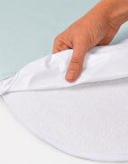 Detalle de la capa impermeable de la sábana con protector para minicuna 50x90 cm color agua
