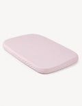 Sábana bajera con protector impermeable para minicuna 50x90 cm color rosa.