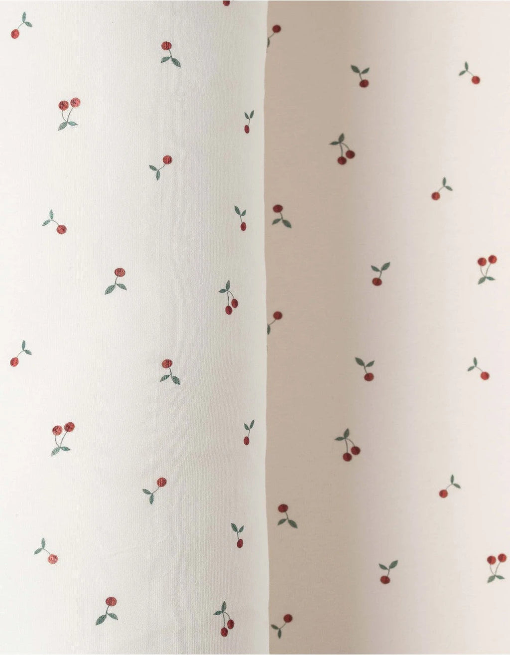 Detalle del tejido de la sábana salvababas Cherries en algodón orgánico Petite Marmotte