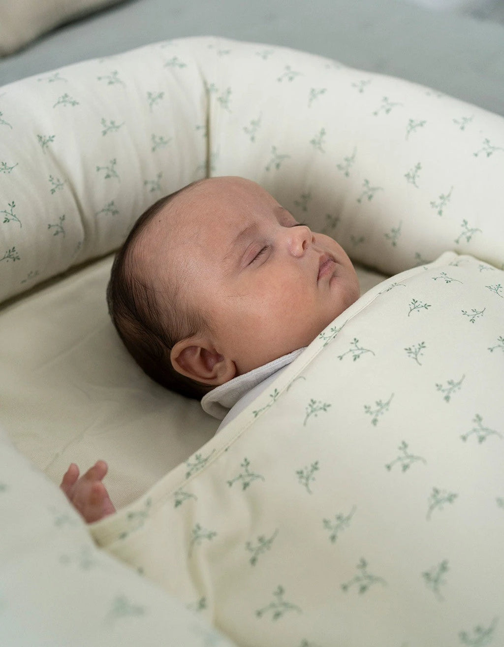 Saco de bebé 4 estaciones Olive Cream para un descanso seguro y confortable