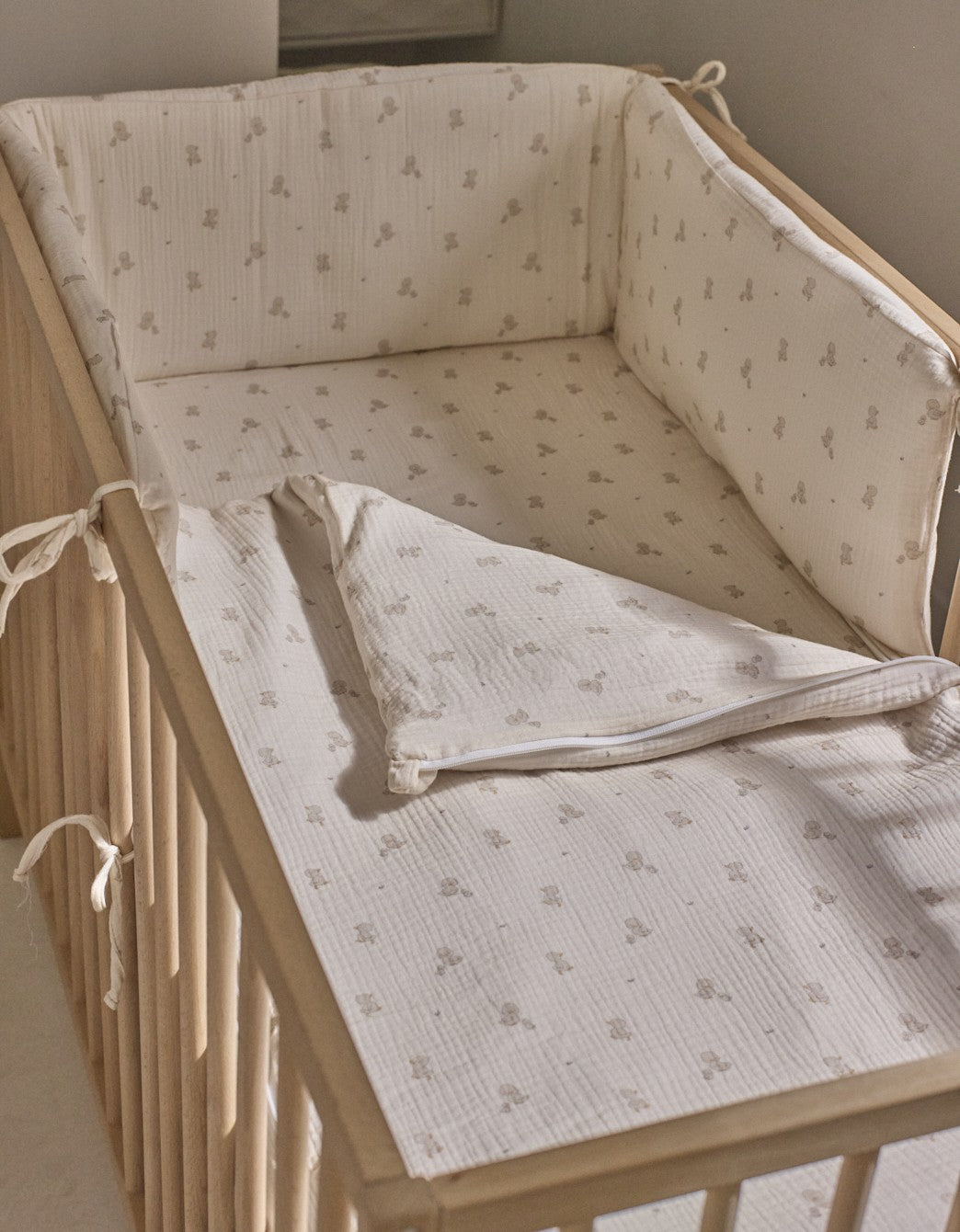 Detalle del saco bajera para cuna Ducks con estampado de patitos en algodón orgánico