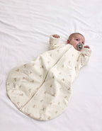 Bebé acostado con saco de dormir entretiempo Ducks TOG 1,5 con mangas desmontables.