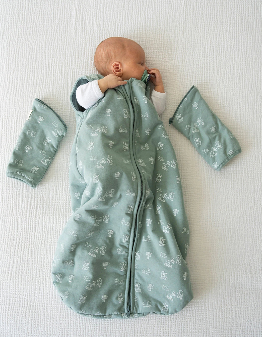 Bebé con saco de dormir entretiempo Forest TOG 1,5 y mangas extraíbles.