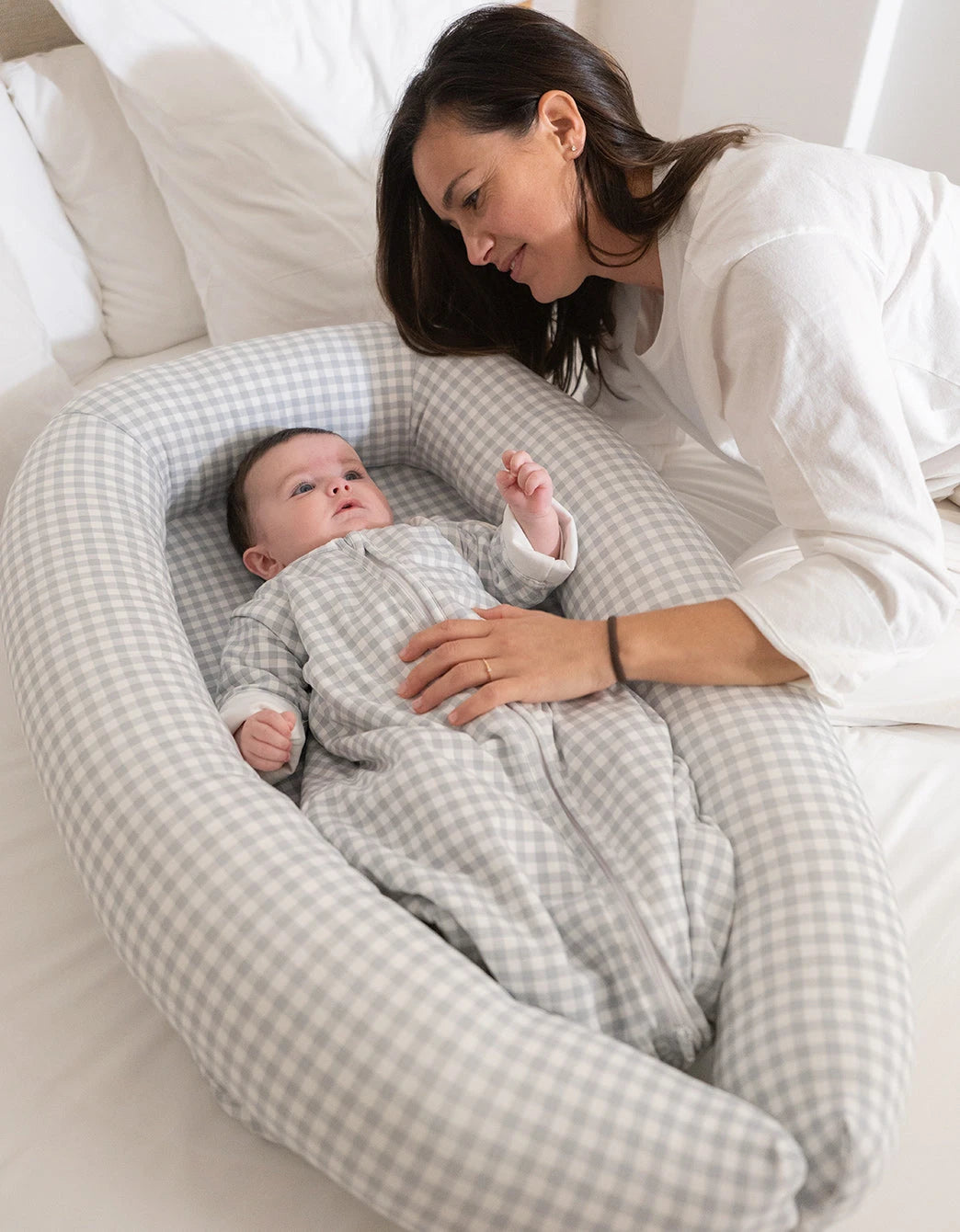 Saco de dormir bebé entretiempo Vichy Gris TOG 1.5 con mangas desmontables de algodón orgánico en uso
