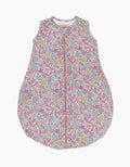 Saco de dormir para bebé TOG 0.5 con estampado floral Liberty Rosa y diseño sin mangas.