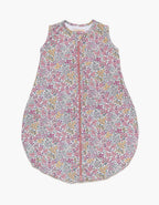 Saco de dormir para bebé TOG 0.5 con estampado floral Liberty Rosa y diseño sin mangas.