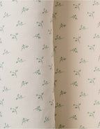 Detalle del tejido de algodón orgánico con estampado Olive del saco de dormir bebé Olive Cream TOG 0,5