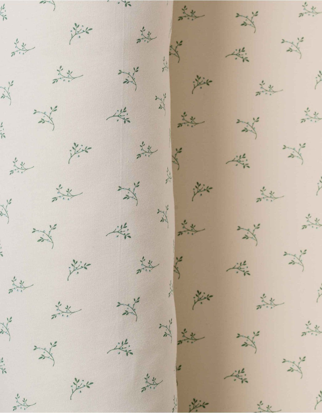 Detalle del tejido de algodón orgánico con estampado Olive del saco de dormir bebé Olive Cream TOG 0,5