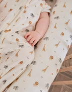 Detalle del estampado Safari en saco de dormir bebé TOG 0,5 de algodón orgánico
