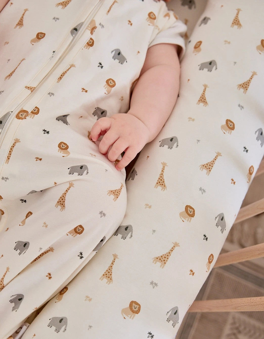 Detalle del estampado Safari en saco de dormir bebé TOG 0,5 de algodón orgánico