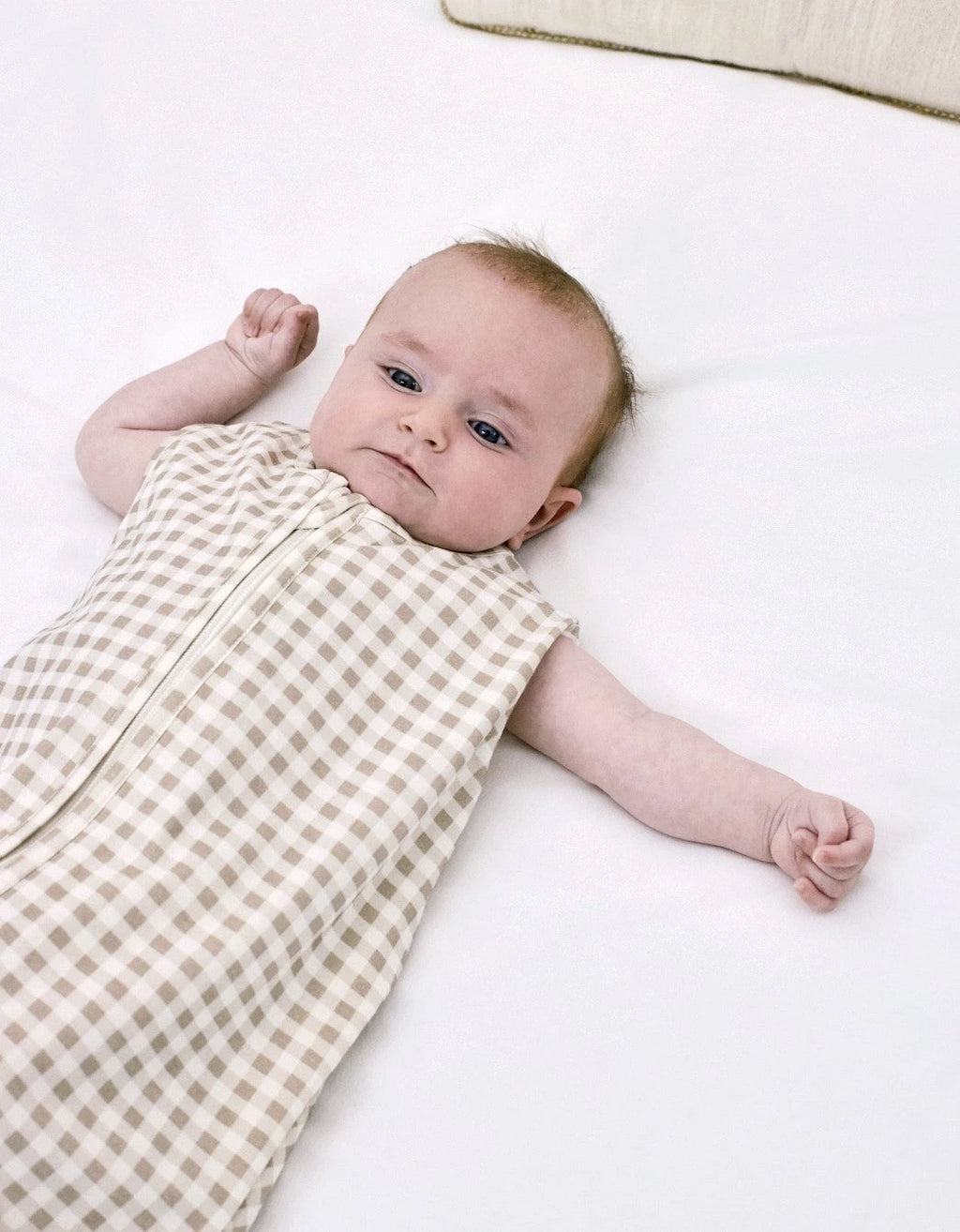 Bebé usando saco de dormir Vichy Sand TOG 0,5 de algodón orgánico.